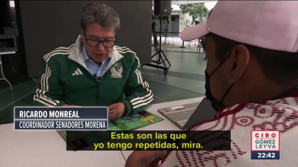 Ricardo Monreal  intercambia "estampitas" de futbol