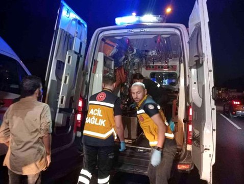 Son dakika haberi: TEM Otoyolu'nda kontrolden çıkan otomobil önce otomobile sonra hafriyat kamyonuna çarptı: 4 yaralı