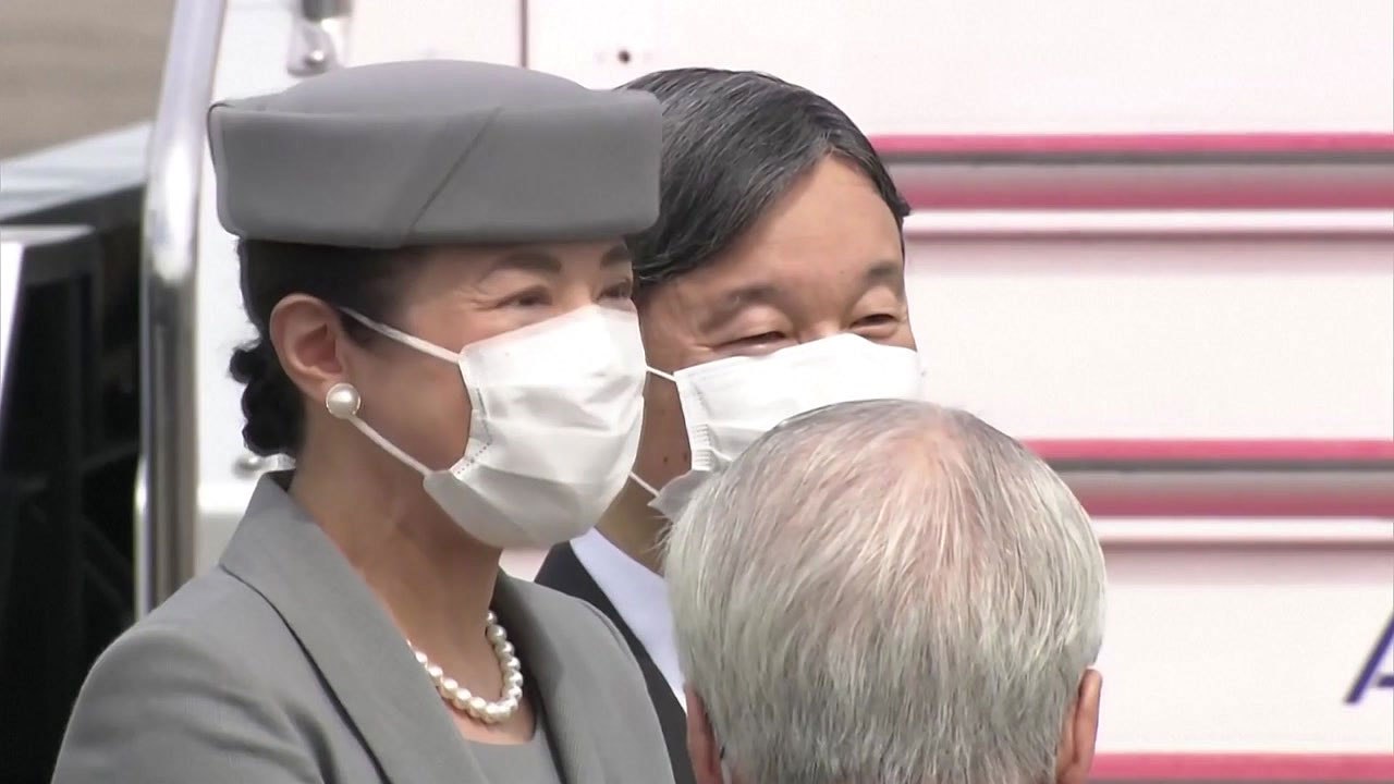 일왕, 英 여왕 국장 참석차 출국...즉위 후 첫 외국 방문 / YTN