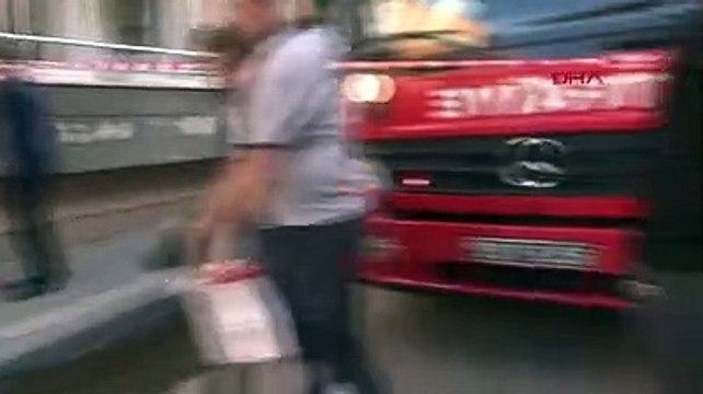 Polisten muhabire yumruklu tekmeli engel