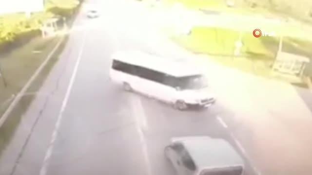 Son dakika haber... Sakarya'da 3 kişinin yaralandığı kaza anı kamerada