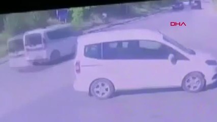 SAKARYA'DA MOTOSİKLETLİ YUNUS'UN AĞIR YARALANDIĞI KAZA KAMERADA