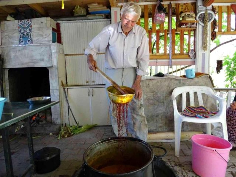 Kütahya haber... Kütahya Hisarcık'ta eski usulle üzüm pekmezi yapımı