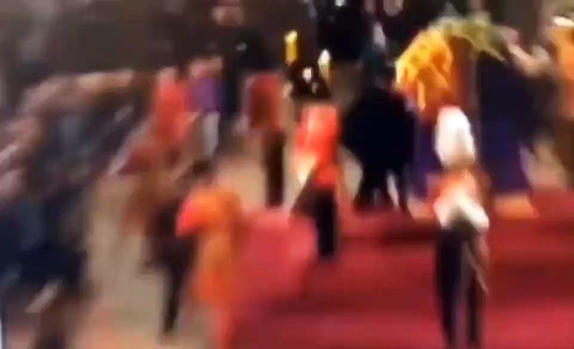 Frayeur à Londres: Un homme se précipite sur le cercueil de la reine provoquant l'intervention de la sécurité et la consternation parmi le public