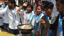 NSUI Protest- कोई मोची बना तो किसी ने बनाई चाय