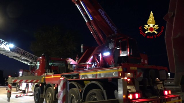Marche, la rimozione di un albero del fiume dell'inondazione