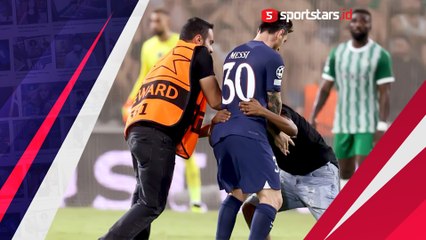 Kocak! Demi Bisa Peluk Lionel Messi, Pemuda Ini Kena Timpuk Sepatu