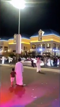 سارة مهند تتصدر الترند بعد تجمهر الناس حوليها في الطائف.. شاهدي الفيديو
