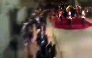 لحظة اعتقال رجل اندفع بشكل مفاجئ نحو نعش الملكة إليزابيت بالفيديو