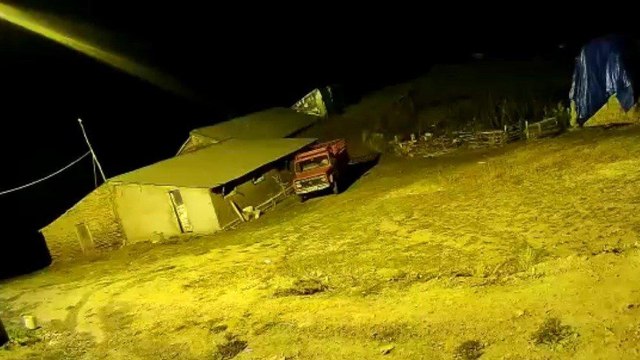 Deprem anı güvenlik kamerasına yansıdı