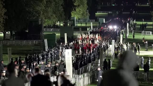 Gran expectación en Windsor para ver el ensayo de la procesión del entierro de Isabel II