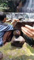 stone balance seni menata keseimbangan batu di sungai fokus