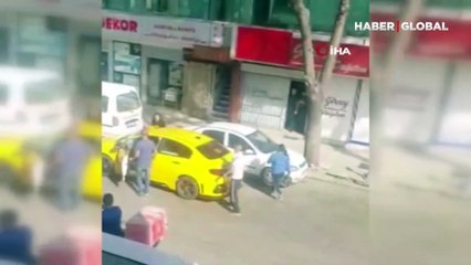 Ortalık fena karıştı! Ücretini isteyen taksiciye öldüresiye dayak cep telefonu kamerasında