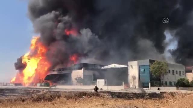 Son dakika haber... Torbalı ilçesinde bir kozmetik fabrikasında yangın çıktı
