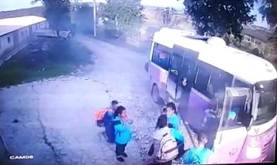 İçi öğrenci dolu servis alev aldı...Panik anları kamerada