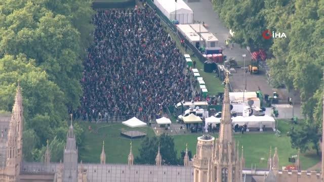 David Beckham, Kraliçe II. Elizabeth'in naaşını görebilmek için 12 saat kuyrukta bekledi