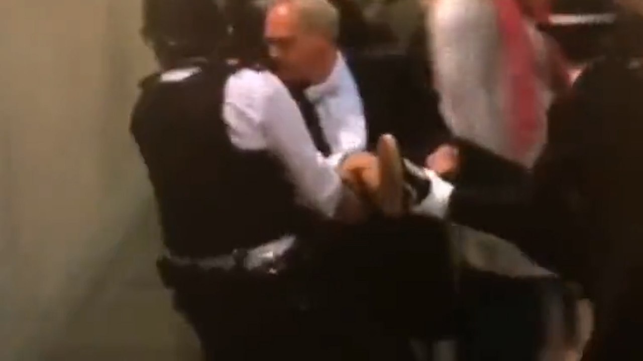 Un homme se jette sur le cercueil de la reine Elizabeth II avant d'être interpellé