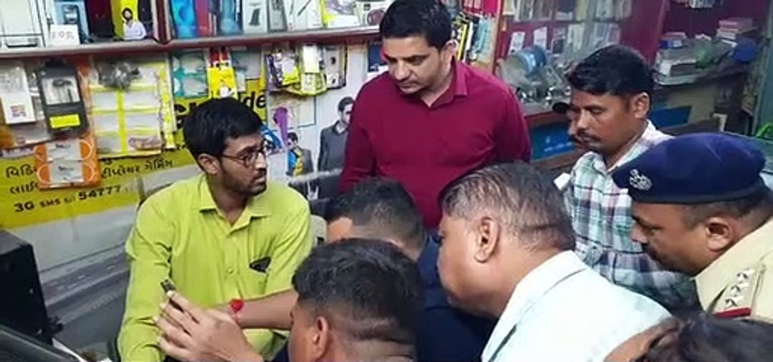 Loot in Mobile Shop बंदूक दिखाकर मोबाइल की दुका...