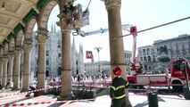 Milano, cade sbarra di una tenda in piazza Duomo