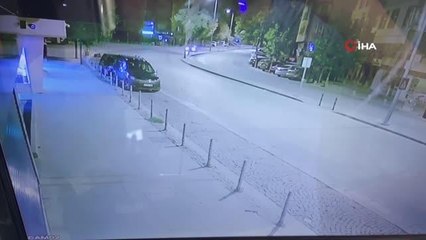 Virajda savrulan otomobil park halindeki minibüse böyle çarptı