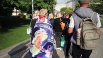 Miles de personas siguen esperando para entrar a la capilla ardiente de la reina Isabel II