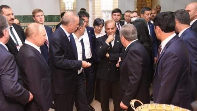 Pakistan'da Gözler liderimizin üzerinde diyerek servis edilen fotoğrafın hikayesi çok başka çıktı