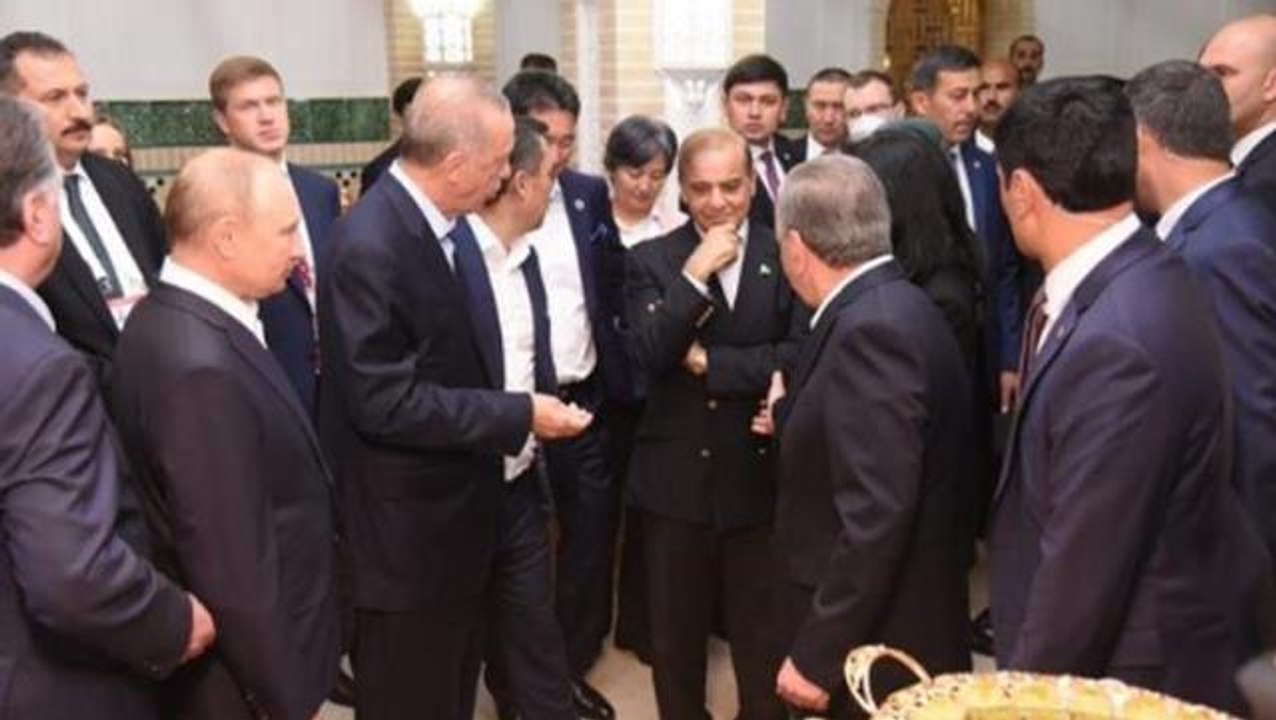 Pakistan'da "Gözler liderimizin üzerinde" diyerek servis edilen fotoğrafın hikayesi çok başka çıktı