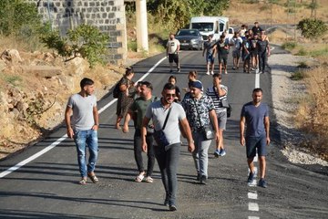 AVRUPA'DAN GELİP, ANNE VE BABALARININ GÖÇ ETTİKLERİ KÖYLERİ GEZDİLER
