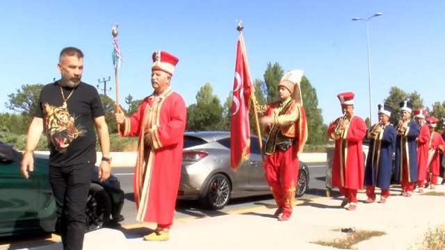 Mühürlenen, sokak arasındaki hayvanat bahçesine mehterli açılış