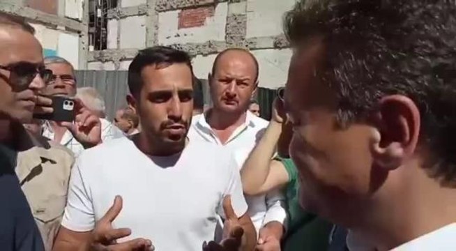 Cebindeki 5 TL'yi Çıkarıp Babacan'a Uzatan Elazığlı Vatandaş: Bunu da Kendisine İade Ediyorum Alsın AKP Yesin Bunu