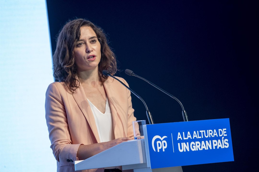 Ayuso critica el "puro autoritarismo" del Gobierno y pregunta a Sánchez "quién es el hombre blandengue"
