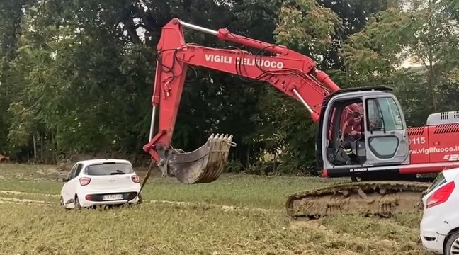 Maltempo Marche, rimozione fanghi e veicoli a Pianello di Ostra (17.09.22)