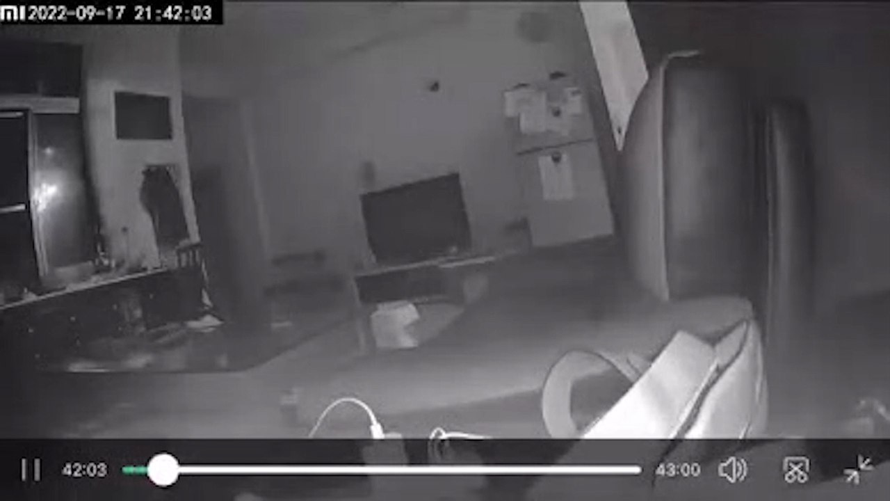 洗澡遇地震！媽媽拉小孩逃命 爸爸邊跑邊穿內褲 驚魂影像曝光