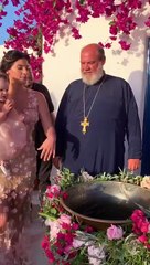 Χριστίνα Μπόμπα και Σάκης Τανιμανίδης καταφθάνουν στην εκκλησία!