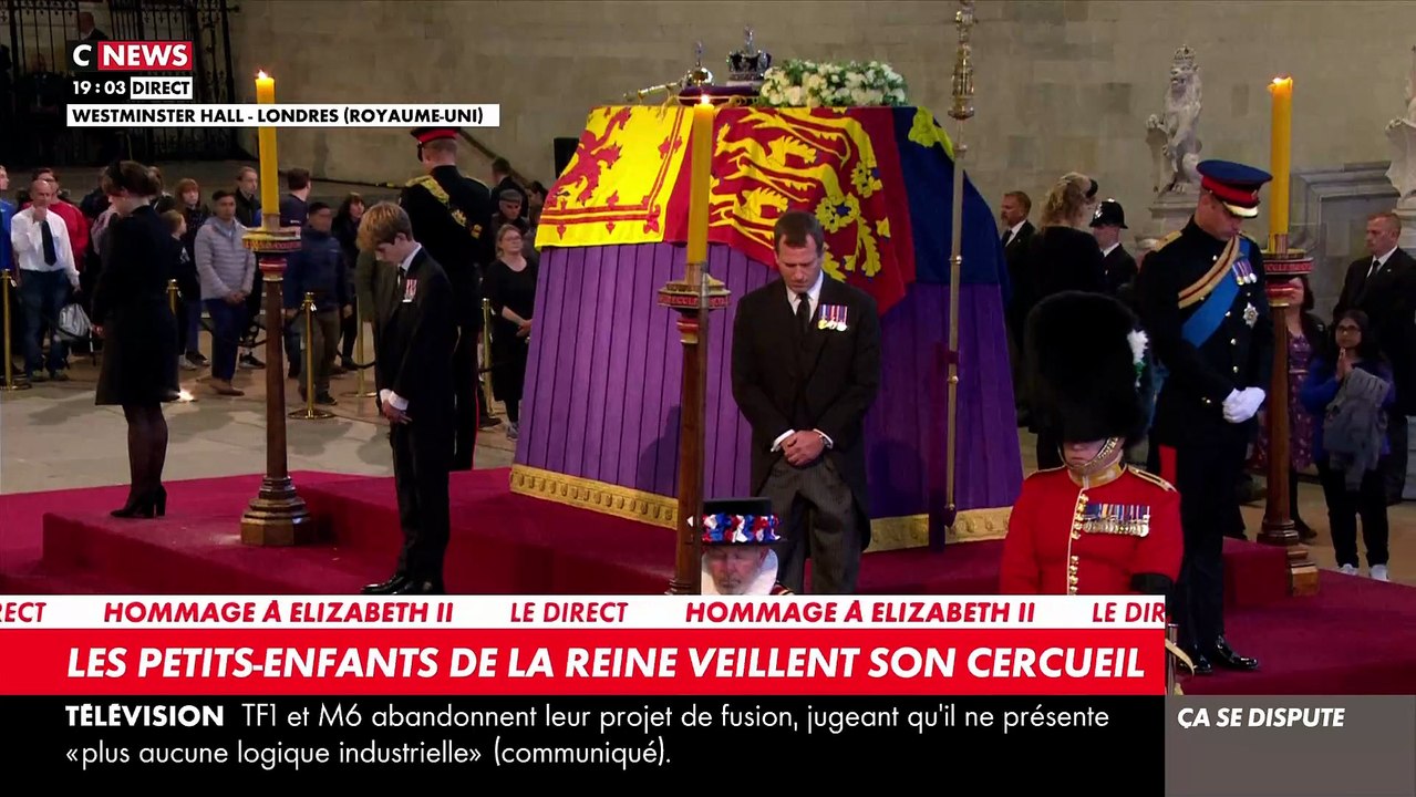 Regardez les huit petits-enfants de la reine, William, Harry, Peter, Zara, Beatrice, Eugenie, Louise et James, qui veillent ce samedi soir le cercueil de leur grand-mère