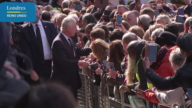 El Rey Carlos y el Príncipe Guillermo sorprendían hoy a los simpatizantes que esperaban a visitar el féretro de Isabel II en Westminster