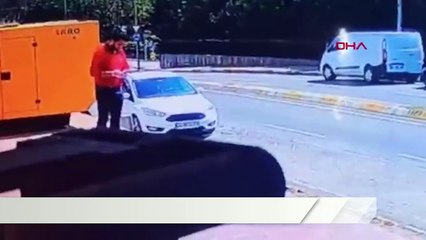 Pendik'te motokuryenin otomobilin kapısına çarparak düştüğü anlar kamerada