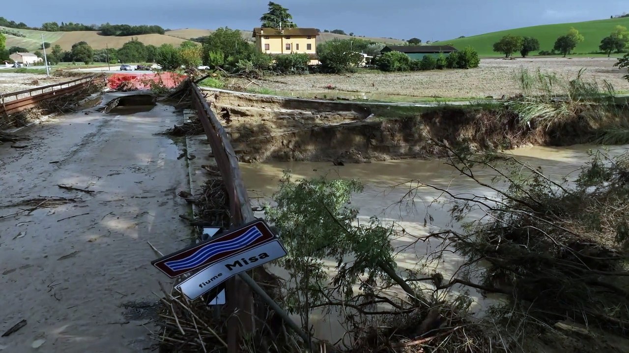 Enorme voragine sul ponte provocata dalle forti piogge sulle Marche: le immagini dal drone