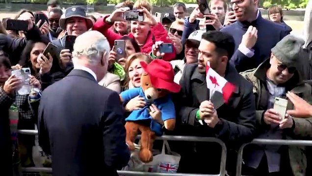 Carlos III y su hijo Guillermo agradecen multitudinario homenaje popular a Isabel II