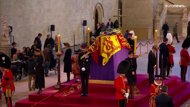 Los ocho nietos de Isabel II velan su féretro en Westminster Hall