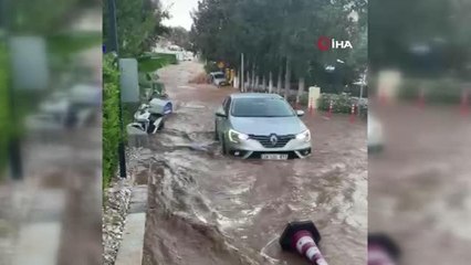 Patlayan su hattı caddeyi göle çevirdi, esnaf isyan etti