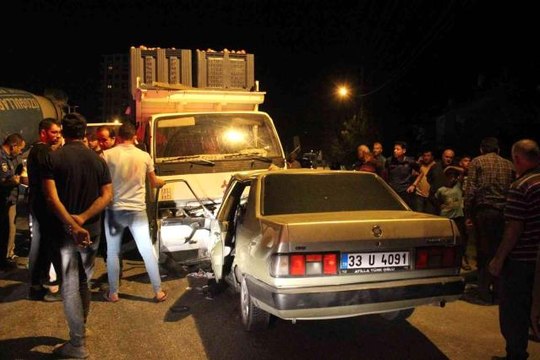 Son dakika haberi... Elma yüklü kamyonet ile otomobil kafa kafaya çarpıştı: 2 yaralı