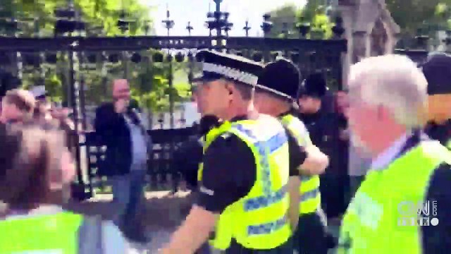 İngiltere'de Kraliçe II. Elizabeth'in tabutuna koşan şahıs tutuklandı