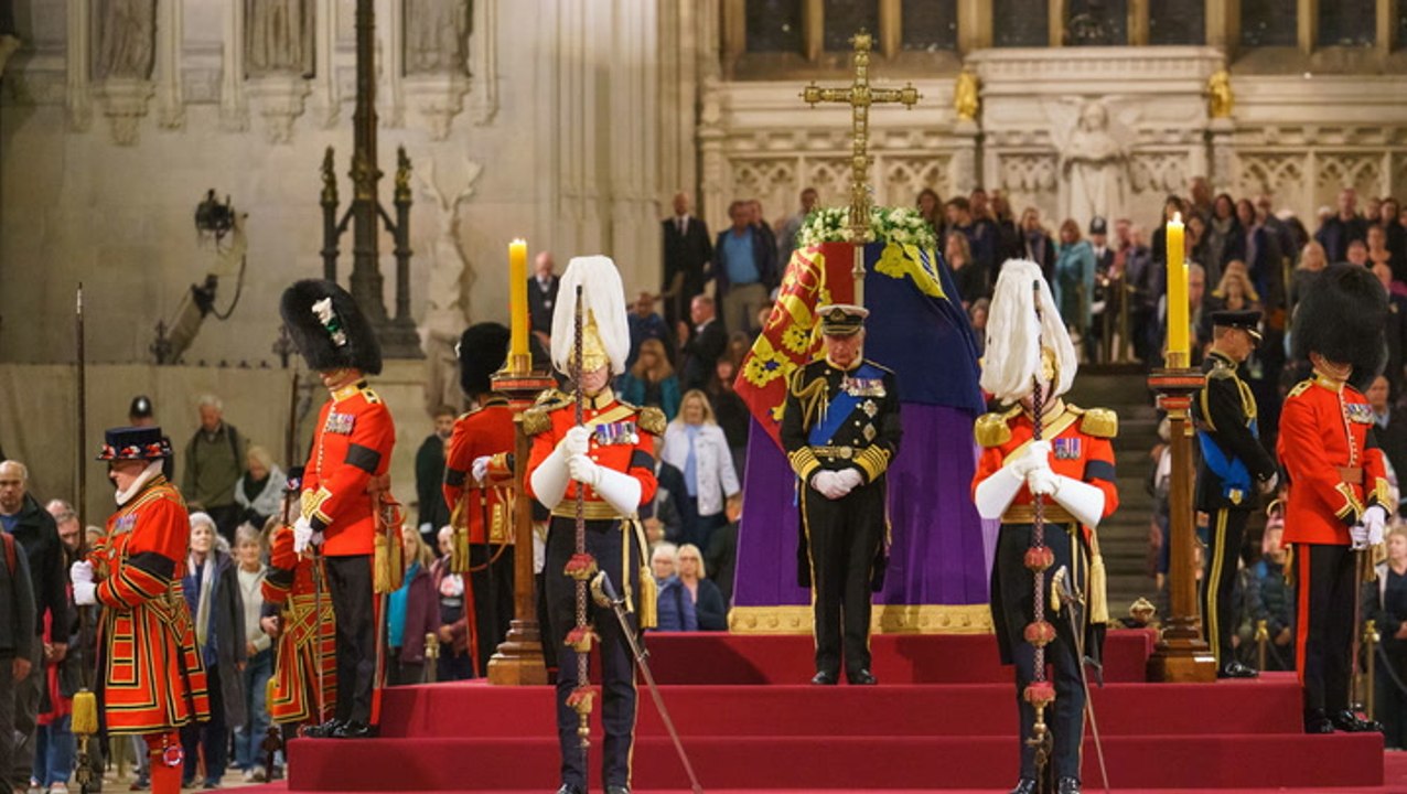 Erneute Totenwache für die Queen: König Charles völlig aufgelöst