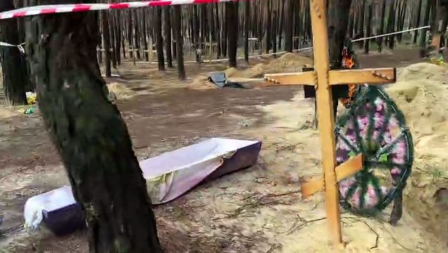 La Unión Europea pide tribunal para crímenes de guerra tras fosas comunes en Ucrania