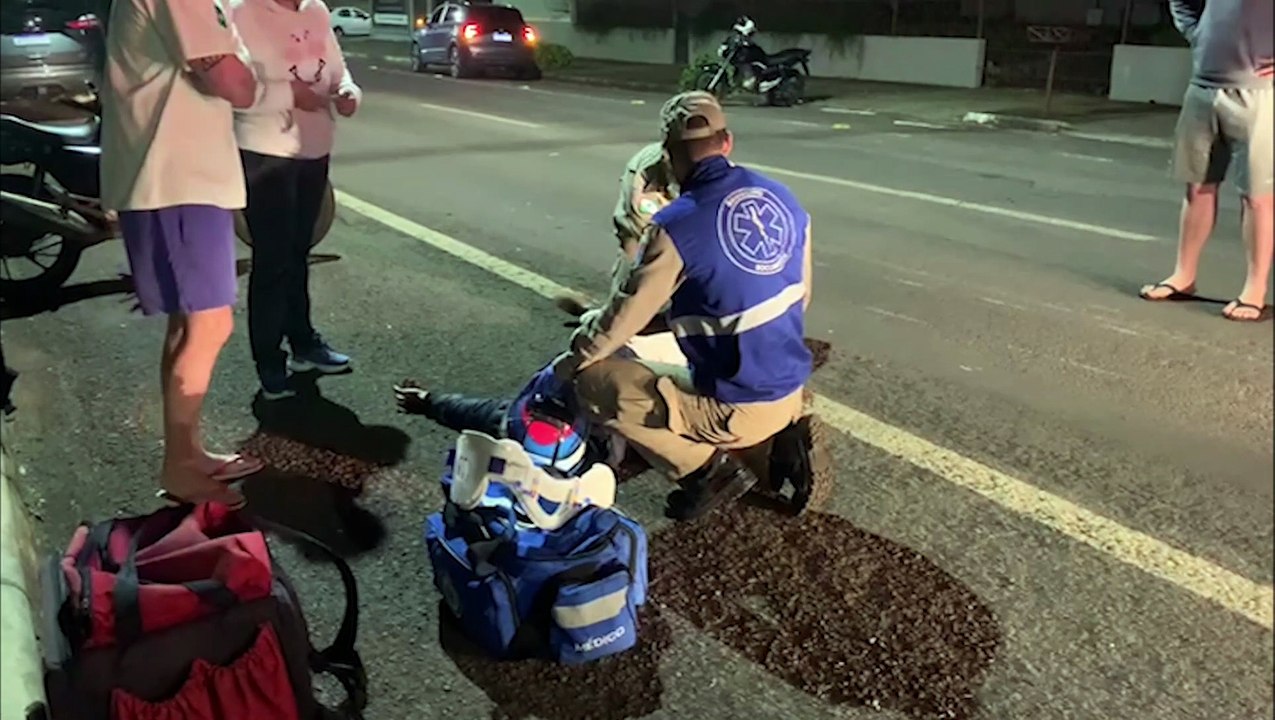 Motociclista fica ferido ao sofrer queda na Rua Bom Jesus