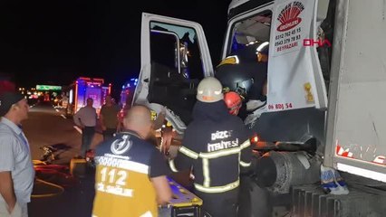 KAZADA SIKIŞAN TIR SÜRÜCÜSÜ, TELEFONLA KONUŞMAYA DEVAM ETTİ