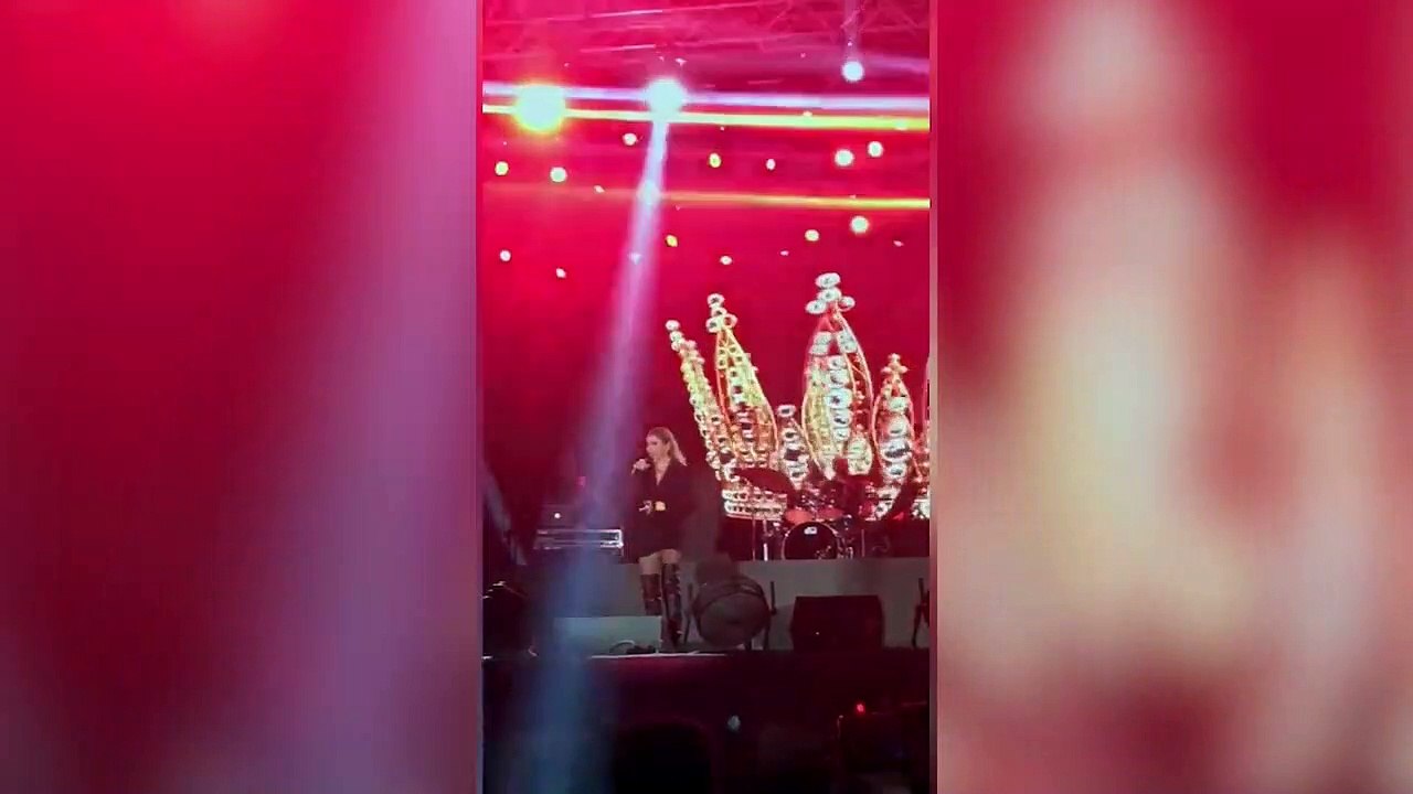 Mehmet Dinçerler'in verdiği hediyeleri istediği iddia edilmişti; Hadise 'Prenses' şarkısında yüzüğünü fırlattı