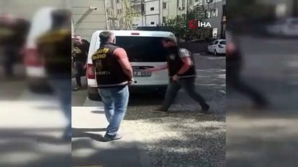 İzmir'de husumetli olduğu genci bıçaklayarak öldürdü