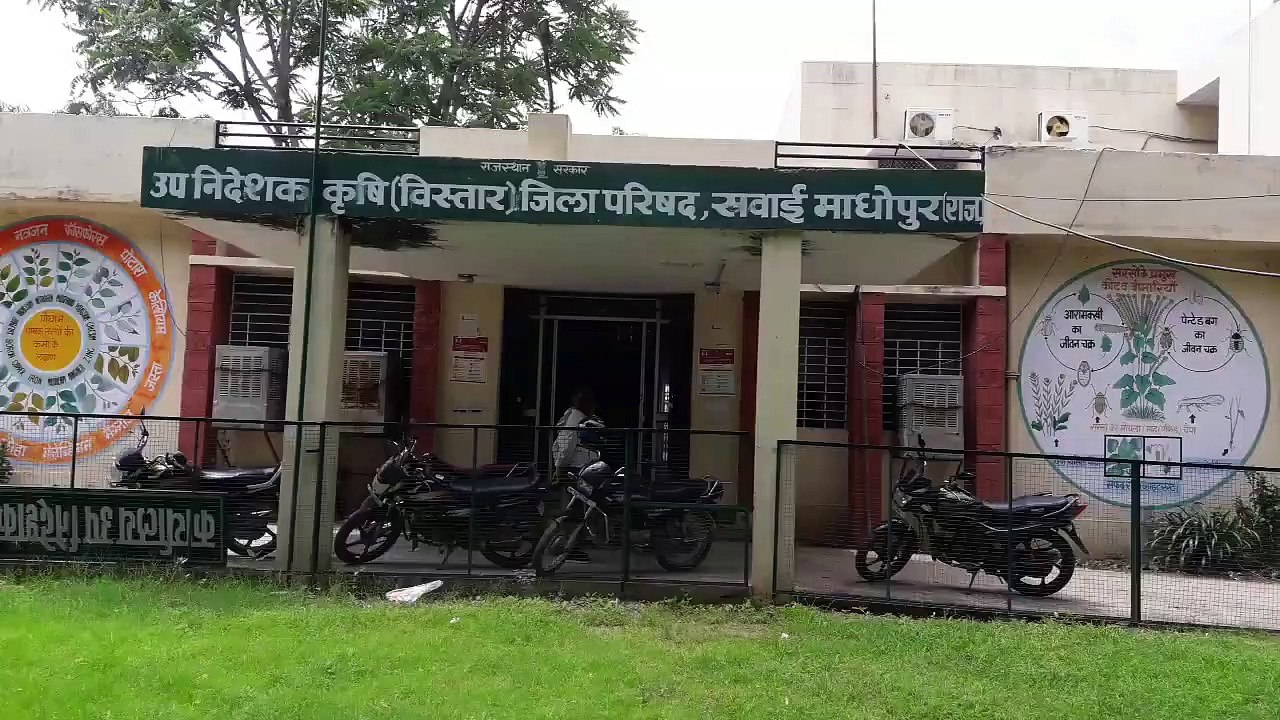 खाद की मांग ज्यादा, आपूर्ति कम, कतारों में किसानों का निकल रहा दम